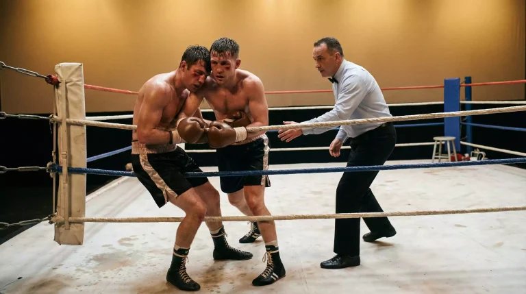 Apuestas over under en boxeo: dos boxeadores intercambiando golpes en asaltos finales